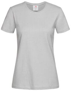 En grå T-shirt med korte ærmer og rund hals vises mod en hvid baggrund. En etiket med tekst identificerer produktet indeni kraven.