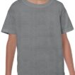 Et barn iført en grå T-shirt står oprejst. Barnet har blå jeans på, og kun overkroppen og hænderne er synlige. Baggrunden er hvid og ren.