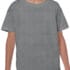 Et barn iført en grå T-shirt står oprejst. Barnet har blå jeans på, og kun overkroppen og hænderne er synlige. Baggrunden er hvid og ren.