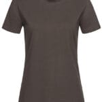 En mørkebrun t-shirt hænger med en neutral baggrund. T-shirten har korte ærmer og en rund halsudskæring. En lille etiket med tekst ses på indersiden af halsen.