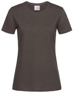 En mørkebrun t-shirt hænger med en neutral baggrund. T-shirten har korte ærmer og en rund halsudskæring. En lille etiket med tekst ses på indersiden af halsen.