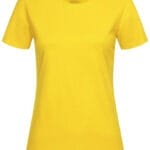 En gul, kortærmet t-shirt er vist mod en hvid baggrund. T-shirten har en rund halslinie og ingen tekst eller design på forsiden.
