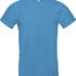 Blå T-shirt uden synlige mønstre eller logoer, hænger udstrakt mod en hvid baggrund.