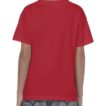 Barn i rød t-shirt står med ryggen til og blå jeans på i en lys baggrund.