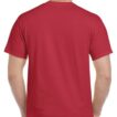 En person med lyst, krøllet hår står med ryggen mod kameraet iført en rød T-shirt og mørke jeans i en enkel, neutral baggrund.