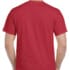 En person med lyst, krøllet hår står med ryggen mod kameraet iført en rød T-shirt og mørke jeans i en enkel, neutral baggrund.