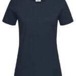 Sort T-shirt med kort ærme hænger på en usynlig bøjle i et lyst rum. Etiket på indersiden af kraven viser mærkelogo og vaskeanvisninger.