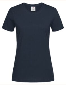 Sort T-shirt med kort ærme hænger på en usynlig bøjle i et lyst rum. Etiket på indersiden af kraven viser mærkelogo og vaskeanvisninger.