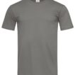 Grå t-shirt i bomuld hænger i en neutral studieindstilling uden baggrundsstøj. Kortærmet med rund hals. Ingen tekst på t-shirten.