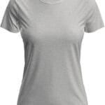 Lysegrå t-shirt, der hænger på en usynlig mannequin. Tøjet er udekoreret og har korte ærmer med rund hals. Baghgrunden er neutral og hvid. Teksten på mærket: "C" i rød.