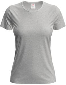 Lysegrå t-shirt, der hænger på en usynlig mannequin. Tøjet er udekoreret og har korte ærmer med rund hals. Baghgrunden er neutral og hvid. Teksten på mærket: "C" i rød.