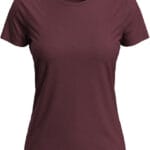 Vinrød t-shirt med korte ærmer og rund hals placeret mod en hvid baggrund. En mærkat med logo og tekst er synlig ved halsens inderside.