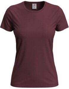 Vinrød t-shirt med korte ærmer og rund hals placeret mod en hvid baggrund. En mærkat med logo og tekst er synlig ved halsens inderside.