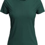 En mørkegrøn t-shirt hænger mod en hvid baggrund. T-shirten er enkel med korte ærmer og en rund halsudskæring. Et label med en rød cirkel og teksten "100% Polyester" ses inde i kraven.