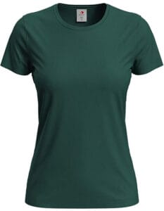 En mørkegrøn t-shirt hænger mod en hvid baggrund. T-shirten er enkel med korte ærmer og en rund halsudskæring. Et label med en rød cirkel og teksten "100% Polyester" ses inde i kraven.