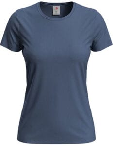 En blå t-shirt til kvinder hænger på en neutral baggrund.