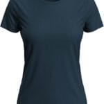 En mørkeblå T-shirt hænger stille, uden dekorationer, i et neutralt rum. Indvendigt mærkat viser logo med rød cirkel, tekst: "Super Active," og plejeinstruktioner.
