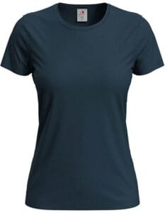 En mørkeblå T-shirt hænger stille, uden dekorationer, i et neutralt rum. Indvendigt mærkat viser logo med rød cirkel, tekst: "Super Active," og plejeinstruktioner.