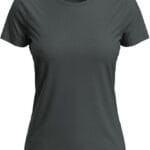 En mørkegrøn T-shirt ligger fladt med en rund halsudskæring og korte ærmer. T-shirten har et enkelt og minimalistisk design med et label i nakken.