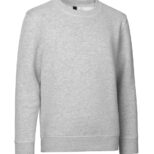 Lysegrå sweatshirt ligger fladt mod en hvid baggrund. Sweatshirten har lange ærmer, rund halsudskæring og ribkanter på ærmerne og bunden af trøjen.