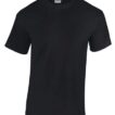 Sort T-shirt hænger på en usynlig bøjle, visende fronten i enkelt design. Mærket siger "Gildan". Baggrunden er simpel og hvid uden yderligere elementer.