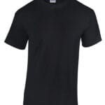 Sort T-shirt hænger på en usynlig bøjle, visende fronten i enkelt design. Mærket siger "Gildan". Baggrunden er simpel og hvid uden yderligere elementer.