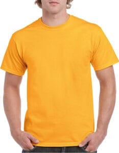 En person bærer en lysegul T-shirt og har hænderne i lommerne. Personen står mod en enkel, lys baggrund.