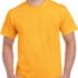 En person bærer en lysegul T-shirt og har hænderne i lommerne. Personen står mod en enkel, lys baggrund.