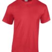 En rød t-shirt i en neutral opretstående position på en hvid baggrund. Etiket på indersiden af kraven med teksten "GILDAN".