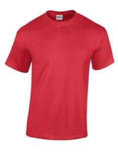 En rød t-shirt i en neutral opretstående position på en hvid baggrund. Etiket på indersiden af kraven med teksten "GILDAN".