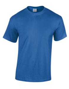 Blå T-shirt hænger i et neutralt rum. Den er kortærmet og lavet af Gildan. Tekst på mærket inde i kraven: "Gildan".