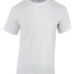 Hvid t-shirt hænger frit mod en hvid baggrund. Teksten "Gildan" er synlig ved nakkeområdet.