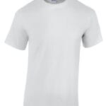 Hvid t-shirt hænger frit mod en hvid baggrund. Teksten "Gildan" er synlig ved nakkeområdet.