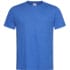 Blå T-shirt med rund hals hænger foran en hvid baggrund.