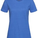 En blå T-shirt med korte ærmer og rund hals hænger mod en hvid baggrund. Et mærkat med tekst er synligt i nakkenområdet.