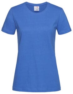 En blå T-shirt med korte ærmer og rund hals hænger mod en hvid baggrund. Et mærkat med tekst er synligt i nakkenområdet.