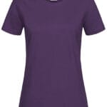 En lilla T-shirt med korte ærmer vises mod en hvid baggrund. Skjorten har en rund halsudskæring og et lille mærke i nakken.