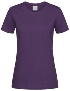 En lilla T-shirt med korte ærmer vises mod en hvid baggrund. Skjorten har en rund halsudskæring og et lille mærke i nakken.