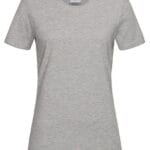 Grå t-shirt med kort ærmer hænger oprejst mod en hvid baggrund. Træk rundt om halsudskæringen og ærmekanterne indikerer en klassisk pasform.