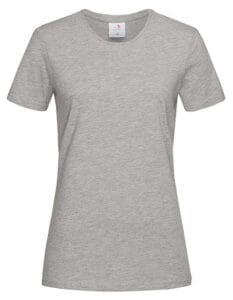 Grå t-shirt med kort ærmer hænger oprejst mod en hvid baggrund. Træk rundt om halsudskæringen og ærmekanterne indikerer en klassisk pasform.