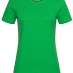 En grøn T-shirt hænger mod en indendørs hvid baggrund.