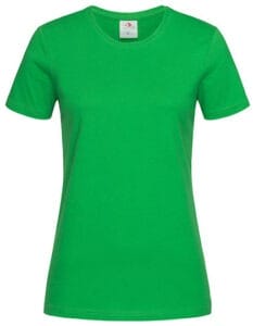 En grøn T-shirt hænger mod en indendørs hvid baggrund.