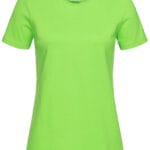 En lysegrøn T-shirt hænger på en hvid baggrund. Den er kortærmet og har en rund halsudskæring, med en lille hvid etiket synlig på indersiden af kraven.