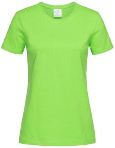 En lysegrøn T-shirt hænger på en hvid baggrund. Den er kortærmet og har en rund halsudskæring, med en lille hvid etiket synlig på indersiden af kraven.