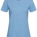 Lyseblå bomulds T-shirt, kortærmet og i klassisk snit, hænger mod en hvid baggrund. Et lille mærke er placeret ved nakken.