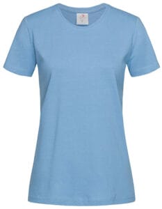 Lyseblå bomulds T-shirt, kortærmet og i klassisk snit, hænger mod en hvid baggrund. Et lille mærke er placeret ved nakken.