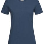 Mørkeblå T-shirt med korte ærmer og rund hals vises. I baggrunden er der en lys neutral farve og der er ingen tekst på selve T-shirten.
