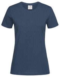 Mørkeblå T-shirt med korte ærmer og rund hals vises. I baggrunden er der en lys neutral farve og der er ingen tekst på selve T-shirten.