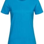 En blå T-shirt med korte ærmer, rund hals og et lille mærke ved halsudskæringen. T-shirten er fotografert på en hvid baggrund.