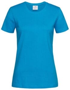 En blå T-shirt med korte ærmer, rund hals og et lille mærke ved halsudskæringen. T-shirten er fotografert på en hvid baggrund.